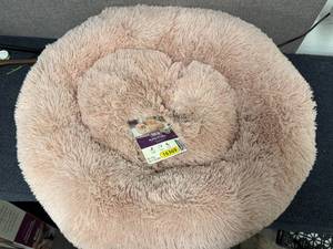 lot 36 image: Plush Pet Bed