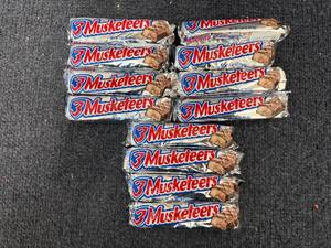 lot 226 image: 12 3 Muskateers Candy Bars