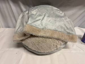 lot 5 image: Pet Hideaway Bed