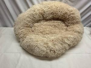 lot 15 image: Fluffy Pet Bed-Small