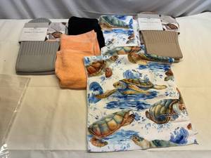 lot 48 image: Kitchen Towels, Oven Mits & Wash Towels