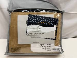 lot 52 image: Oversized King Duvet Cover Set-Black