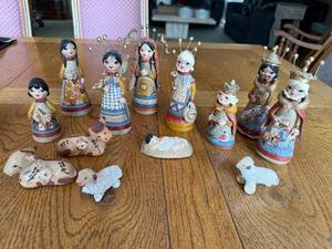 lot 198 image: Hand-Painted Mexican Pottery Nativity Scene Figurine Set