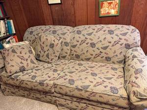 lot 275 image: Perfect Cabin Couch - Patterned Sofa Sleeper with Matching Pillows 80x38 Inch