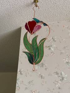lot 361 image: Stained Glass Hanging Tulip Flower and Hummingbird Decoration