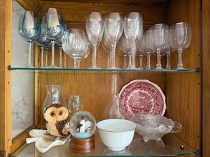 lot 362 image: Mixed Collection of Glassware, Decor, and Collectibles