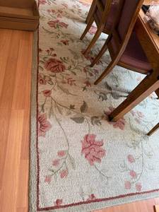 lot 379 image: Floral Area Rug with Pink and Green Pattern