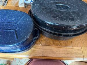 lot 380 image: Set of 2  Oval Roasting Pans with Lids