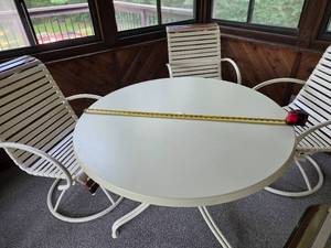 lot 64 image: Round Metal Patio Table with 4 Slatted Chairs