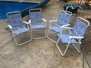 lot 11 image: Set of 4 Blue and White Folding Patio Chairs