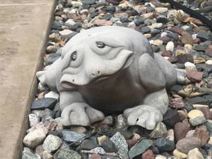 lot 20 image: Concrete Frog Garden Statue