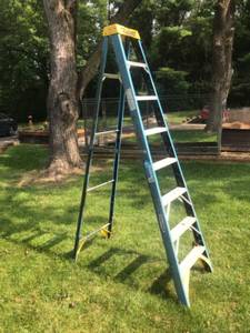 lot 185 image: Werner 8 Ft Fiberglass Step Ladder 250 lb Capacity