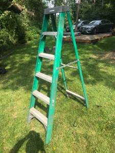 lot 186 image: Green Fiberglass 6-Foot Step Ladder