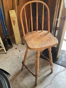 lot 202 image: Wooden Swivel Bar Stool with Spindle Back