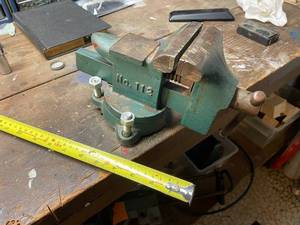 lot 227 image: Littlestown No. 112 Swivel Bench Vise 4 Inch Jaw Cast Iron