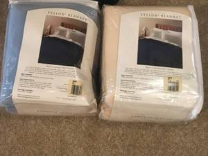 lot 285 image: Pair of Unopened Vellux Twin Blankets Blue and Beige