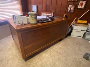 lot 34 image: Wood Office Desk with Drawers and Swivel Armchair contents not included