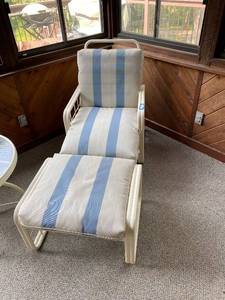lot 66 image: Winston Patio Furniture Set with Cushions and Glass Table