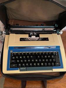 lot 146 image: Smith-Corona Electra Vintage Typewriter with Carrying Case