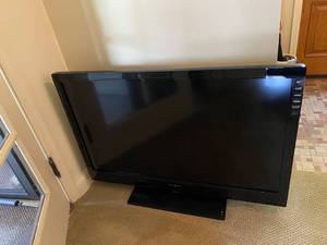 lot 149 image: Insignia 42 Inch LCD 1080p TV Model NS-LCD42HD-09