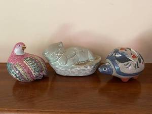 lot 157 image: Set of 3 Decorative Animal Figurines - Cat by Isabel Bloom, Mexican Pottery Turtle, and Colorful Bird