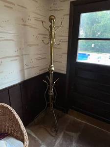 lot 354 image: Vintage Brass Standing Coat Rack with Spiral Base