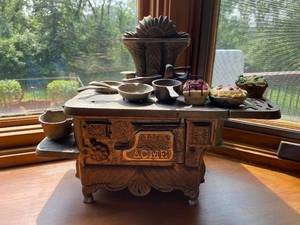 lot 375 image: Vintage Acme Cast Iron Salesman Sample Toy Stove with Miniature Cookware and Pies