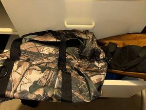 lot 393 image: Group of 4 Mixed Duffel and Laptop Bags