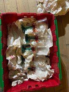 lot 427 image: Full Tote incl. Set of Vintage Wine Glasses with Green and Red Stems