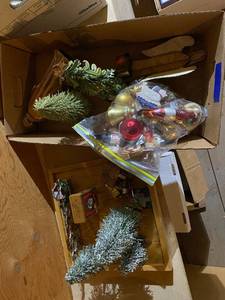 lot 430 image: Assorted Vintage Christmas Holiday Decor Collection