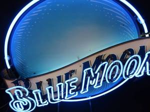 lot 1 image: BLUE MOON NEON BEER SIGN