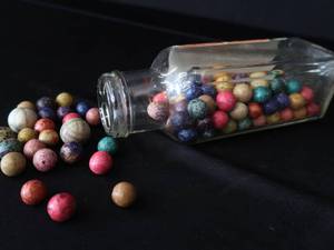 lot 4 image: VINTAGE JAR FILLED WITH CLAY MARBLES