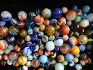 lot 10 image: VINTAGE MARBLES  SHOOTERS
