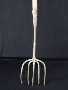 lot 14 image: 5 TINE FISHING SPEAR