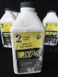 lot 30 image: 9 QTS OF XP-S 2 STROKE OIL