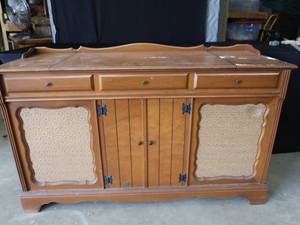 lot 40 image: VINTAGE STEREO CONSOLE PHONOGRAPH