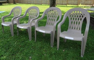 lot 41 image: 4 LIKE NEW PLASTIC LAWN CHAIRS