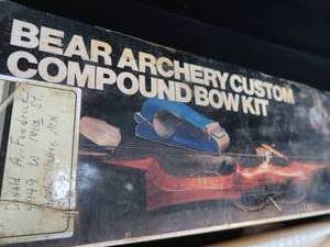 lot 45 image: VINTAGE BEAR ARCHERY CUSTOM COMPOUND BOW KIT