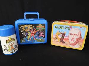lot 54 image: VINTAGE LUNCH BOXES AND THERMOS.