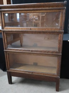 lot 81 image: HIGHLY COLLECTIBLE ANTIQUE BARRISTERS BOOK CASE