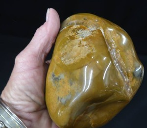 lot 84 image: LARGE AGATE