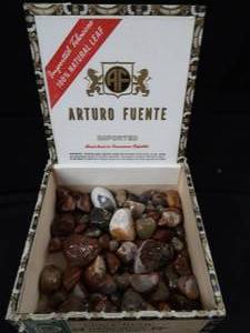 lot 86 image: POLISHED AGATES PLUS VINTAGE CIGAR BOX.