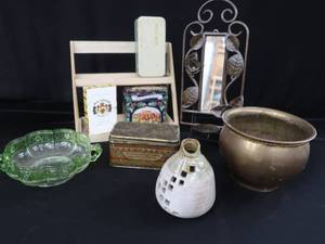 lot 121 image: VINTAGE WHATNOTS