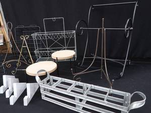 lot 125 image: LOT OF SMALL METAL DISPLAY RACKS