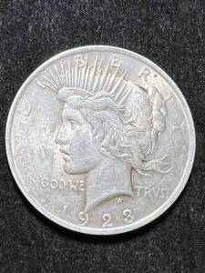 lot 25 image: 1923 US PEACE SILVER DOLLAR
