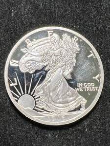 lot 47 image: 15 GRAMS OF 925 STERLING SILVER WALKING LIBERTY ROUND