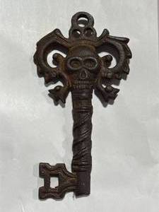 lot 51 image: Metal Skull Key 4 12 Long