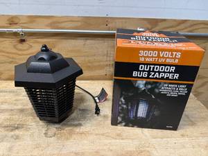 lot 175 image: 12 Acre 3000V UV Outdoor Bug Zapper (08202530)