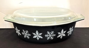 lot 8 image: Vintage Pyrex Black Snowflake Covered Casserole Dish