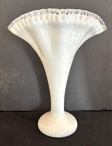 lot 14 image: Vintage Fenton Silver Crest Fan Vase